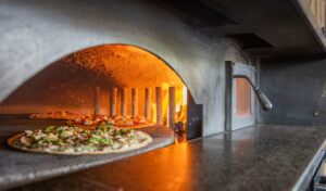 cuisson au feu de bois des pizzas