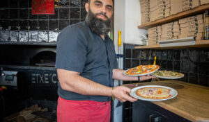 pizzas au feu de bois tenues par Yohann pizzaiolo chez Etxeco Pizzas à Biarritz