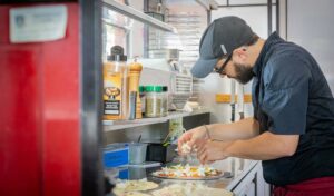 pizzaiolo au travail aux Docks de Biarritz